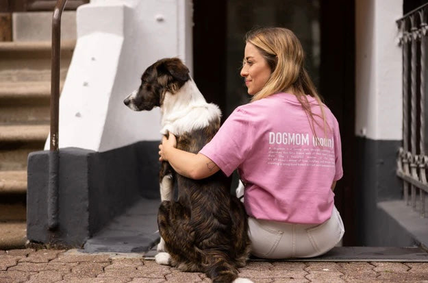 DOGMOM (NOUN) T-SHIRT pink